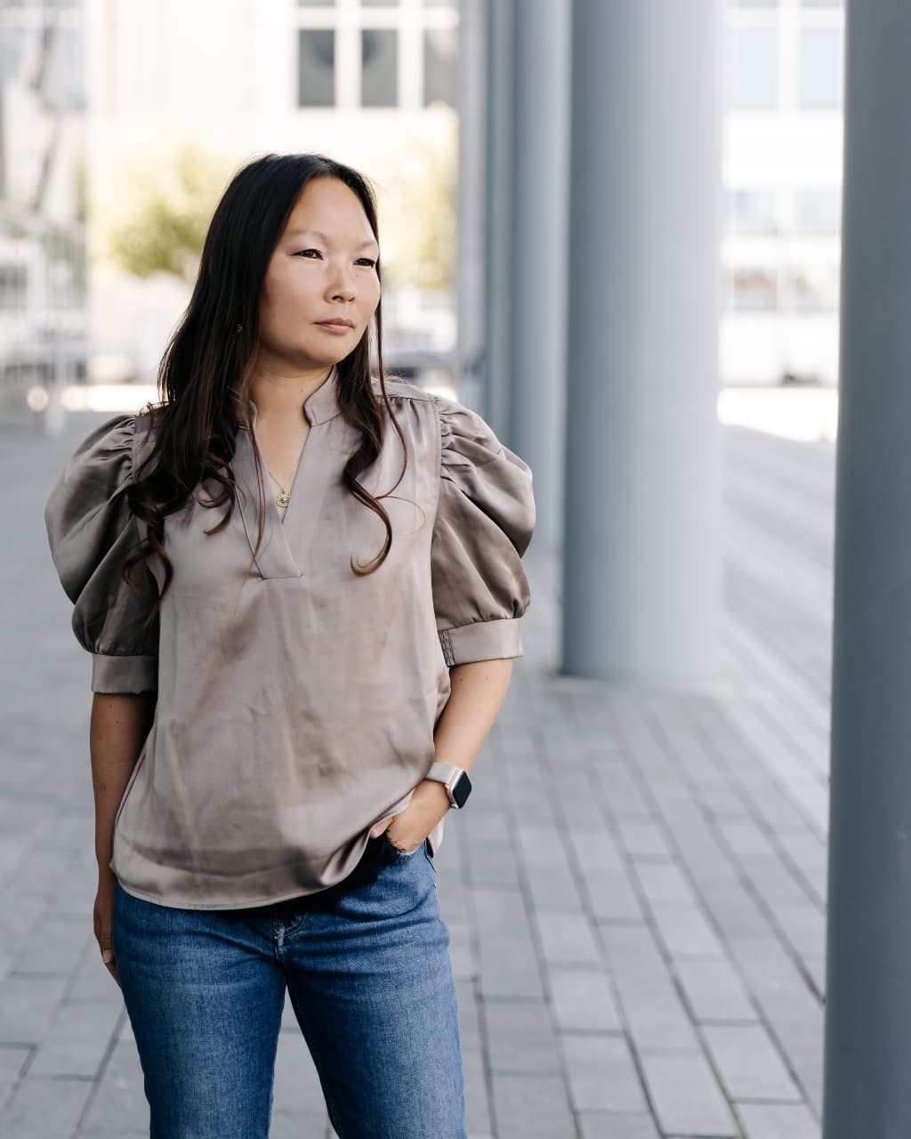 Kiki Dam Sørensen foran moderne arkitektur i dagslys